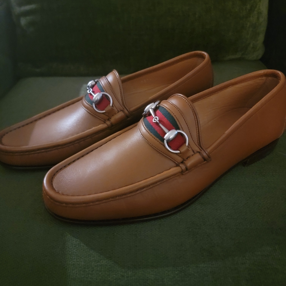 GUCCI Tan Leather Loafers - Like New No scratches or flaws.... Size 7 1/2 D.